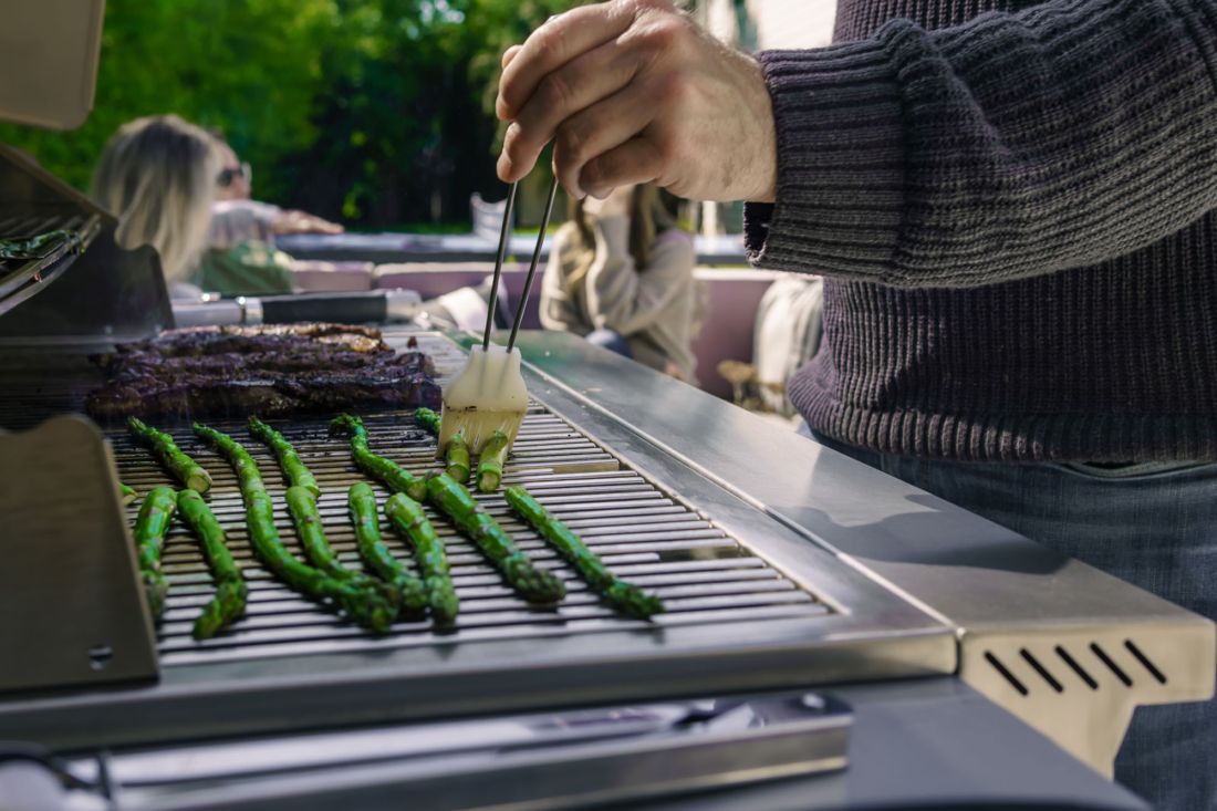 Spring and Summer Outdoor Kitchen Trends That Put Flow First