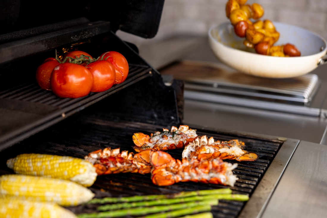 How to Choose Between a Grill and a Griddle for Your Outdoor Kitchen Setup